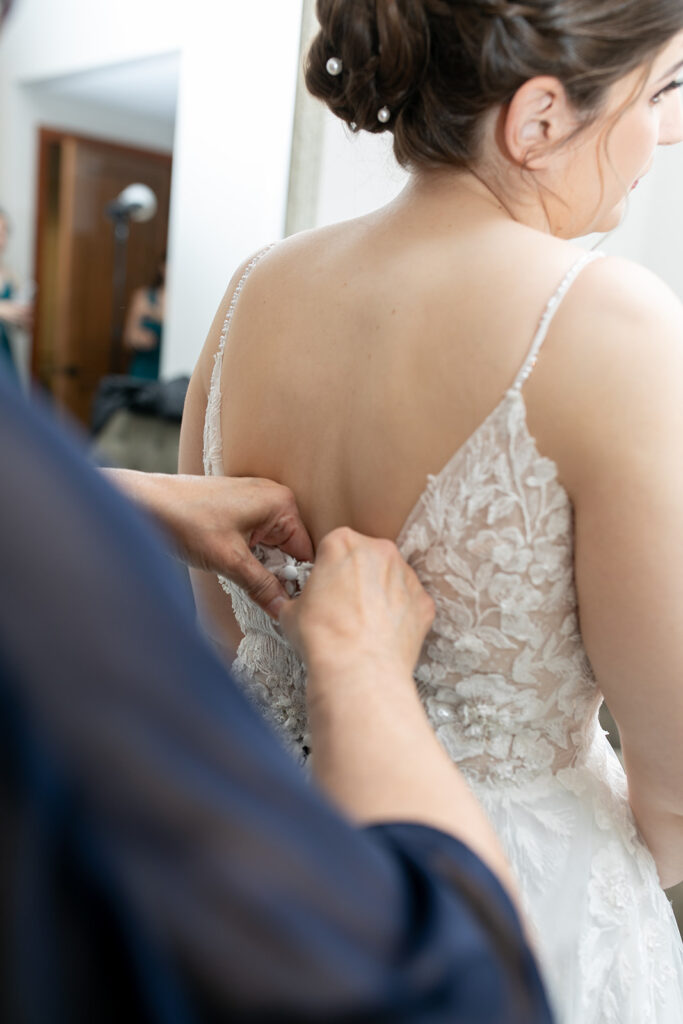 Bride getting ready in the bridal suite at The Woodlands at Algonkian in spring